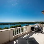 5 Star Luxury 320m2 With Seaview, Private Pool & Grill House - Ocean Rab