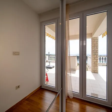 Apartman 5 Star Luxury 320m2 With Seaview, Private Pool & Grill House - Ocean Rab *