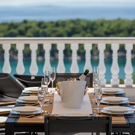 5 Star Luxury 320m2 With Seaview, Private Pool & Grill House - Ocean Rab Palit