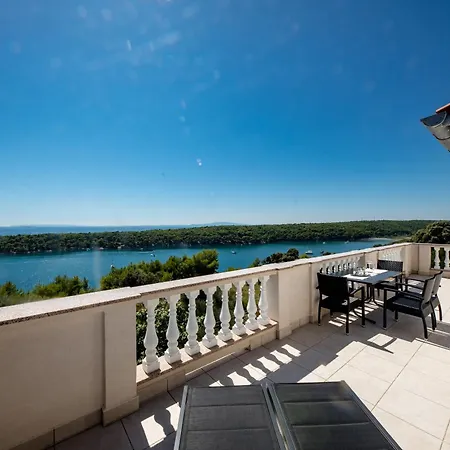 5 Star Luxury 320m2 With Seaview, Private Pool & Grill House - Ocean Rab