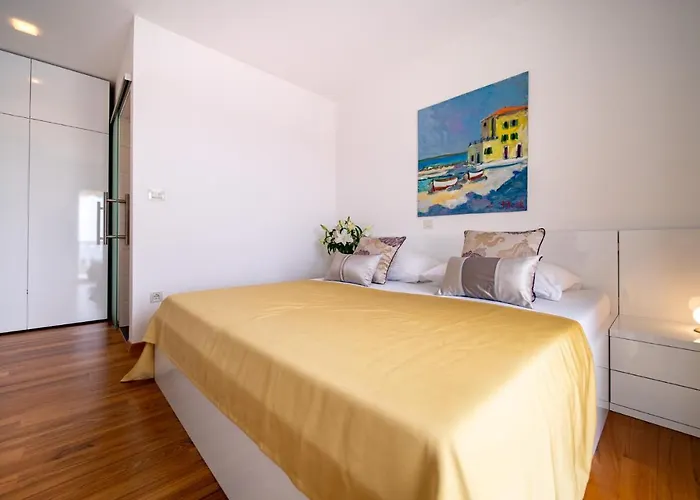 5 Star Luxury 320m2 With Seaview, Private Pool & Grill House - Ocean Rab