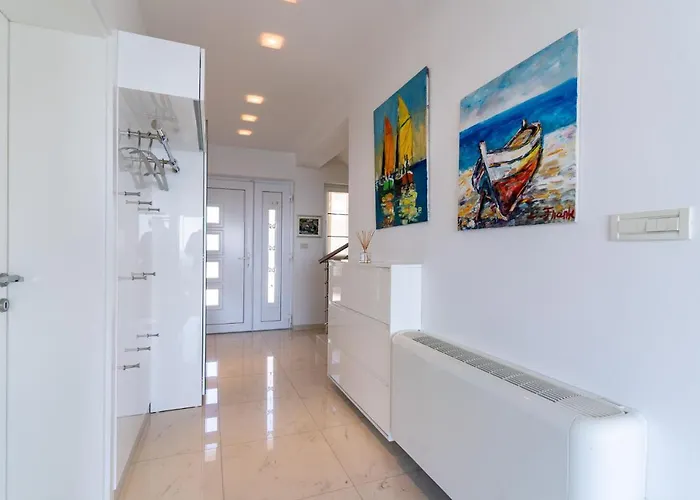 5 Star Luxury 320m2 With Seaview, Private Pool & Grill House - Ocean Rab