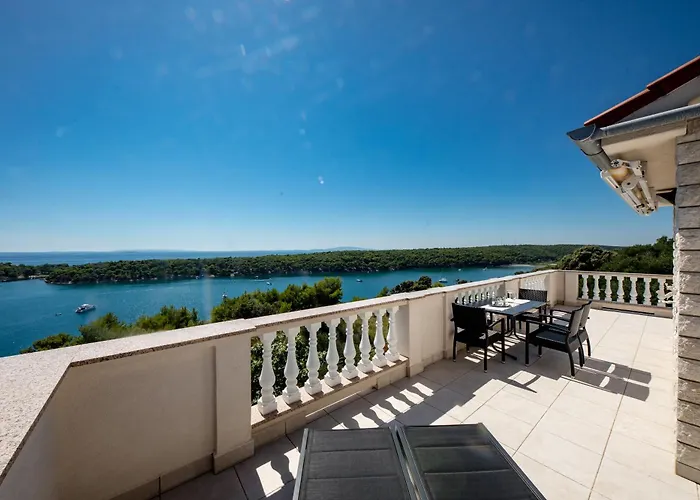 5 Star Luxury 320m2 With Seaview, Private Pool & Grill House - Ocean Rab